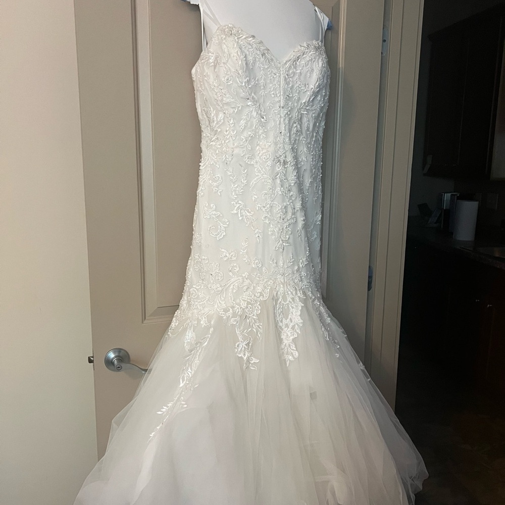 Elegant White Lace Wedding Dress